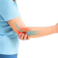 Une personne souffre d'une tendinite au coude, indiquée par une zone rouge. La glace peut aider à soulager la douleur.