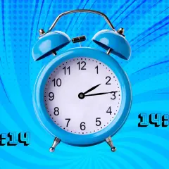 Reloj despertador azul con el número 14:14. El 1414 significado espiritual es una señal de cambio y nuevas oportunidades.