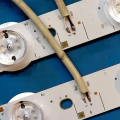 Tiras de LED listas para reemplazar un tubo fluorescente. Cables conectados a los puntos de soldadura positivo y negativo.