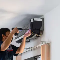 Técnico instala aire acondicionado, asegurando que no haya hielo ni problemas de enfriamiento.