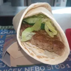 Mcwrap z soczystym mięsem, chrupiącą sałatą i orzeźwiającym tzatziki, zawinięty w miękką tortillę.