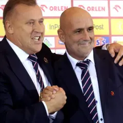 Sztab reprezentacji Polski w piłce nożnej: dwaj mężczyźni w garniturach, jeden z nich obejmuje drugiego.