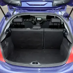 Bagażnik Peugeota 208, pokazujący jego przestronność, idealny do codziennych potrzeb. Sprawdź peugeot 208 wymiary.
