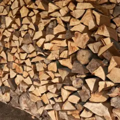 Stos drewna, idealny na dąb do kominka, czeka na zimowe wieczory.