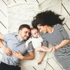 Samotna i chcesz dziecko? In vitro, adopcja, co-parenting przewodnik