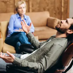 Mężczyzna w gabinecie psychologa, opowiadający o swoich problemach. To może być pierwszy krok, by dowiedzieć się, jak zostać psychologiem.