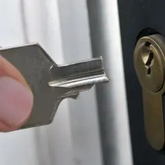 Złamany klucz w zamku? Oto jak wyjąć złamany klucz z zamka, gdy część została w środku.