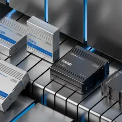Plusieurs switchs Teltonika, des composants essentiels pour un switch coeur de réseau, sont présentés sur une surface métallique futuriste.