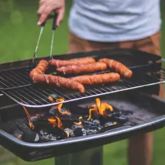 Kiełbaski grillowane na ruszcie nad żarem.