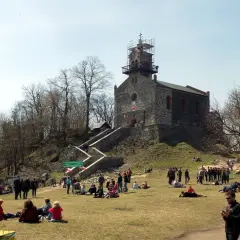 Góra Ślęża skrywa tajemnice. Kamienna świątynia na szczycie, schody i tłumy turystów odkrywających uroki tego miejsca.