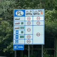 Znak drogowy w Polsce. Kierowca autokaru może jechać 70 km/h poza terenem zabudowanym, 100 km/h na drogach ekspresowych i 140 km/h na autostradach.