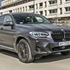 Szary BMW X4 w ruchu miejskim. Sprawdź aktualną bmw x4 cena i dostępne konfiguracje.