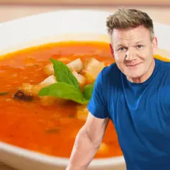 Gordon Ramsay z talerzem zupy pomidorowej. Zastanawiasz się, jakie przyprawy do zupy pomidorowej?