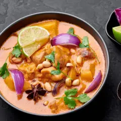 Aksamitne curry z kurczakiem, ziemniakami i orzeszkami ziemnymi. Jego bogactwo smaków i aromatów to zasługa przypraw, które mają wiele prozdrowotnych właściwości.