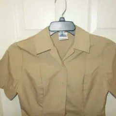 Khaki wojskowa koszulka z krótkim rękawem na wieszaku.