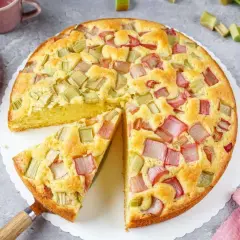 Ein saftiger Rhabarberkuchen, der aussieht wie der beste Rhabarberkuchen. Mit vielen roten und grünen Rhabarberstücken.