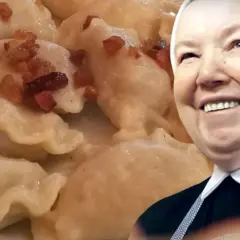 Uśmiechnięta zakonnica obok talerza pysznych pierogów z kaszą gryczaną i skwarkami.