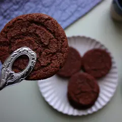 En chokladkaka lyfts med en silvergaffel. Flera liknande kakor ligger på en vit tallrik. Perfekt för en snabb kaka!
