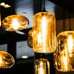 Wiszące lampy z bursztynowego szkła, tworzące ciepłą atmosferę. Ich design, przypominający bańki, idealnie wpasuje się w styl ip 23.