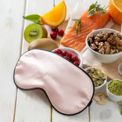 Gesunder Schlaf: Schlafmaske, Lachs, Nüsse, Beeren, Kiwi, Orange, Milch und Tee für erholsame Nächte.