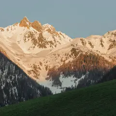  Wycieczka pociągiem panoramicznym po szwajcarskich Alpach - niezapomniane przeżycie!