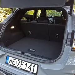 Otwarty bagażnik Ford Puma. Wymiary wnętrza sugerują sporą przestrzeń na bagaż.