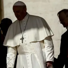 Papst Franziskus, der sich gegen Abtreibung ausspricht, geht mit einem Begleiter.