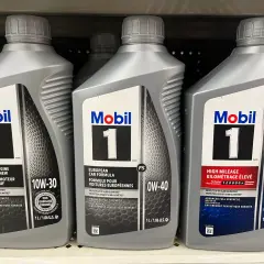 Tres botellas de aceite Mobil 1. Una para entender la diferencia entre aceite mineral y sintético, otra para coches europeos y una para alto kilometraje.
