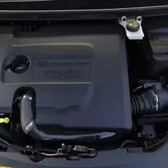 Silnik Ford Focus MK2 1.6 TDCI. Widoczna czarna osłona silnika z napisem "Ford Duratorq TDCi".