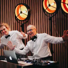 Ile kosztuje DJ na 18-stkę? Sprawdź ceny i rady!