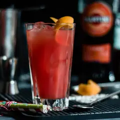 Orzeźwiający drink z Martini Fiero i prosecco, ozdobiony skórką pomarańczy. Idealny na letnie wieczory.