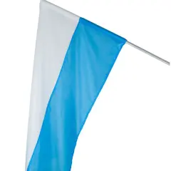 Biało-niebieskie flagi kościelne na maszcie, gotowe do procesji lub uroczystości.