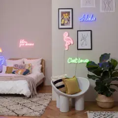Gemütliches Schlafzimmer mit bunter Neon-Deko, die eine moderne und **ästhetische Zimmer Einrichtung** schafft.