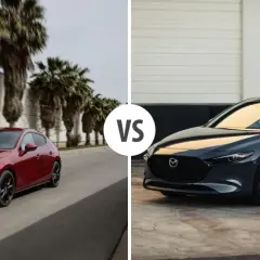 Dwa modele Mazda 3 sedan: czerwony na tle palm i ciemnoszary na tle budynku.