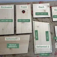 Holzteile für die ausrichtung nistkasten: Rückwand, Front mit Loch, Dach, Boden, zwei Seitenteile und Marder-schutz. Maße sind angegeben.