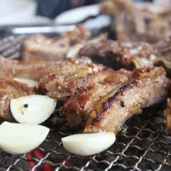 Saftige Spareribs grillen mit Knoblauch auf dem Rost. Ein Genuss für alle Sinne!