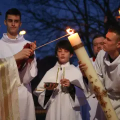Czy liturgia wigilii paschalnej a msza w niedzielę - co musisz wiedzieć?