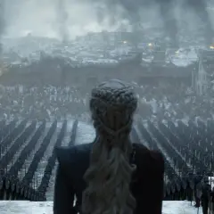 Drogon patrzy na zniszczone miasto, gdzie jego armia czeka na dalsze rozkazy. To może być zapowiedź kontynuacji gry o tron.