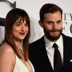 Dakota Johnson i Jamie Dornan, gwiazdy "50 twarzy Greya 4", pozują do zdjęć.