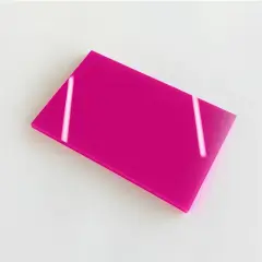Plaque de plexiglas coloré rose vif, reflétant la lumière.
