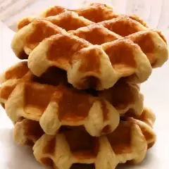 Pile de gaufres liégeoises dorées et croustillantes, prêtes à être dégustées.