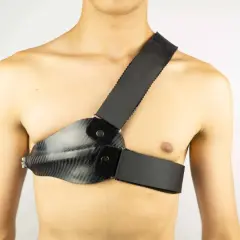 Person mit Carbon-Brustpanzer und Schultergurt. Der Rippenbuckel wird durch die Konstruktion gestützt.
