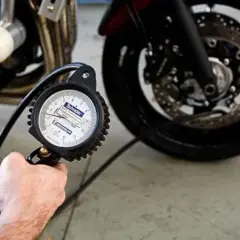 Ciśnienie w oponach motocyklowych: Czy na pewno wiesz, jak je ustawić?