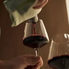 Czerwone wino nalewane do kieliszka. Czy wino jest zdrowe? Debata trwa, ale kieliszek w dłoni wygląda kusząco.