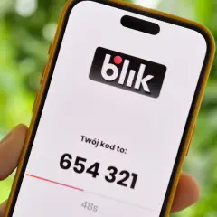 Telefon z aplikacją Blik, wyświetlający kod 654 321. Czas do wygaśnięcia kodu to 48 sekund. Mam nadzieję, że nie będzie problemów z płatnością.
