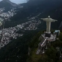Widok na Rio de Janeiro z pomnikiem Chrystusa Odkupiciela. Widać gęstą zabudowę miasta i zalesione wzgórza, świadczące o dużej brazylijskiej ludności.