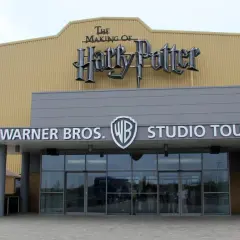 Warner Bros. Studio Tour med "The Making of Harry Potter"-skylt. En magisk plats för alla Harry Potter-fans i Sverige.