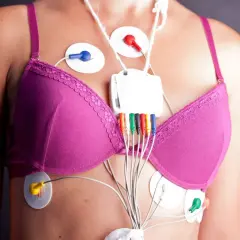Kobieta z przyklejonymi elektrodami i urządzeniem do monitorowania holter ekg.