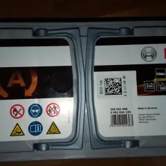 Akumulator Bosch S5 A13, 95Ah 12V. Na etykiecie widoczny kod QR i numer seryjny, które mogą posłużyć do sprawdzenia daty produkcji akumulatora.