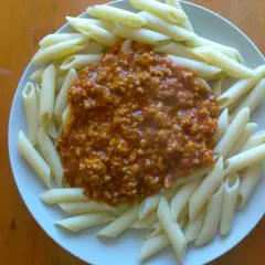 Penne z sosem bolońskim: Jak zrobić idealne ragù? Sekrety mistrzów